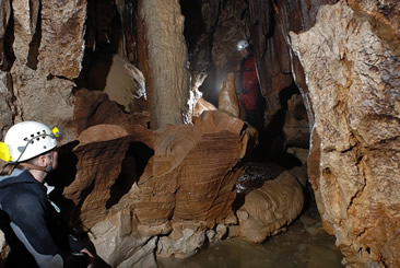 Concrétions érodées dans la galerie SCUCL entre le Camp de Base et le siphon 4